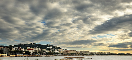 Cannes Französisch Riviera mit einem bewölkten Himmel foto