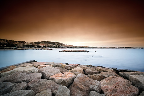 Cannes Französisch Riviera mit einem rötlichen Himmel foto