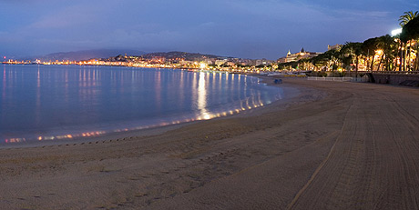 Der Abend am Croisette Strand in Cannes foto