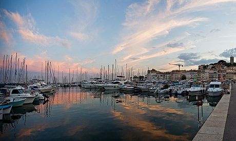 Der Hafen von Cannes bei Sonnenuntergang foto