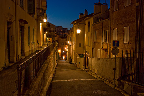 Enge Straßen in Cannes foto