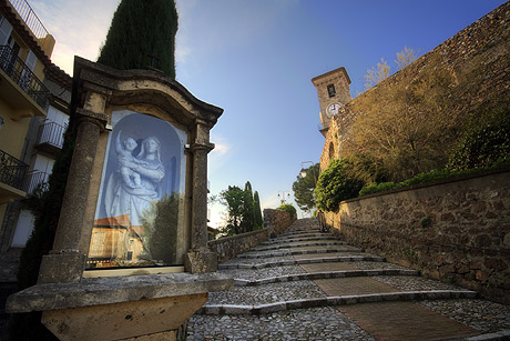 Gasse in mittelalterlichem Stil mit der Kirche in Cannes foto