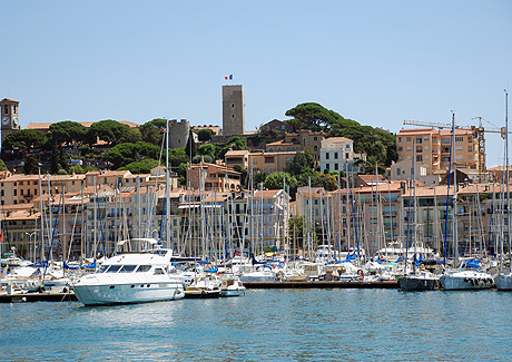 Hafen mit Luxus-Yacht in Cannes foto