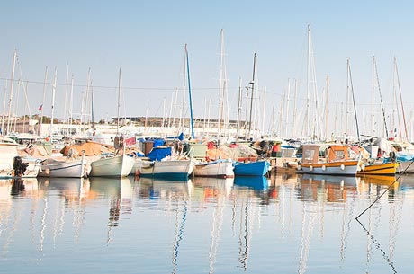 Katamarane in den Hafen von Cannes foto