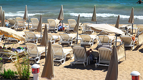 Liegen und Sonnenschirme am Strand in Cannes foto