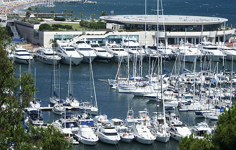 Luxus-Yachten im Hafen von Cannes foto