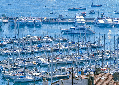 Luxus-Yachten und Katamarane in Cannes foto