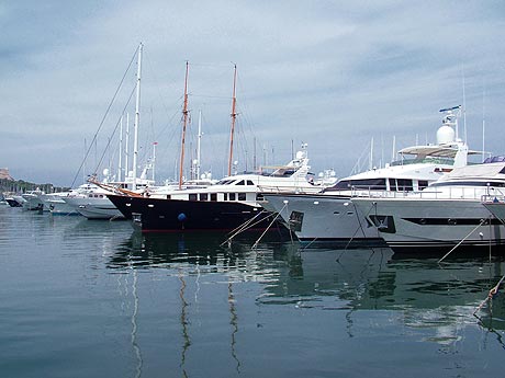 Luxus-Yachten vor Anker im Hafen von Cannes foto