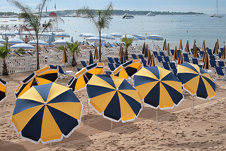 Sonnenschirme und Liegestühle am Strand von Cannes foto