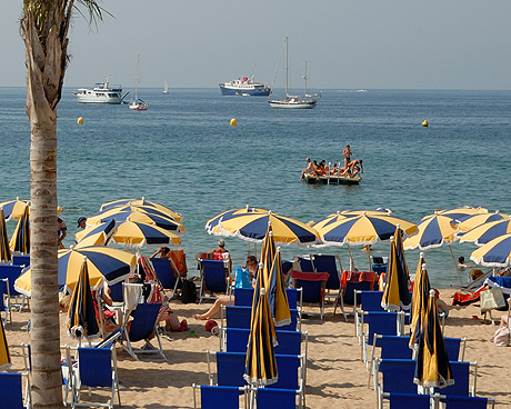 Touristen am Strand von Cannes im Mittelmeer foto