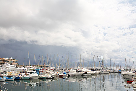 Yachten und Boote vor Anker im Hafen von Cannes foto