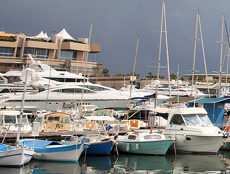 Yachten und Boote vor Anker in Cannes foto