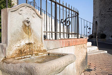 Antique Fontaine près du château médiéval Cannes photo