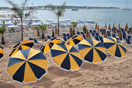 Parasols et chaises longues plage de Cannes photo