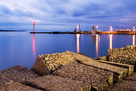 Phare de Cannes au coucher du soleil photo