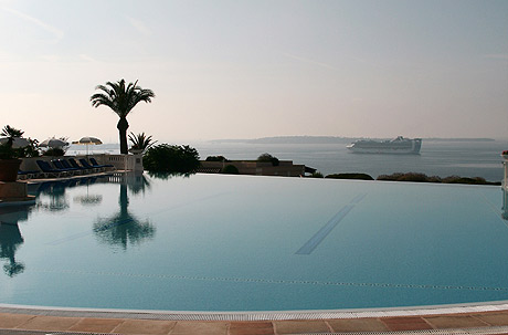 Piscine de luxe à Cannes sur la Côte d'Azur photo