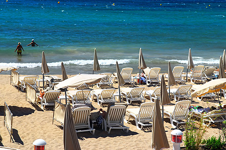 Touristes sur la plage de Cannes Côte d'Azur photo