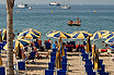 Turisti Sulla Spiaggia Di Cannes Nel Mar Mediterraneo