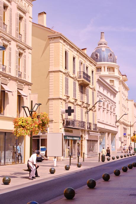 Vicolo a Cannes con negozi di lusso foto